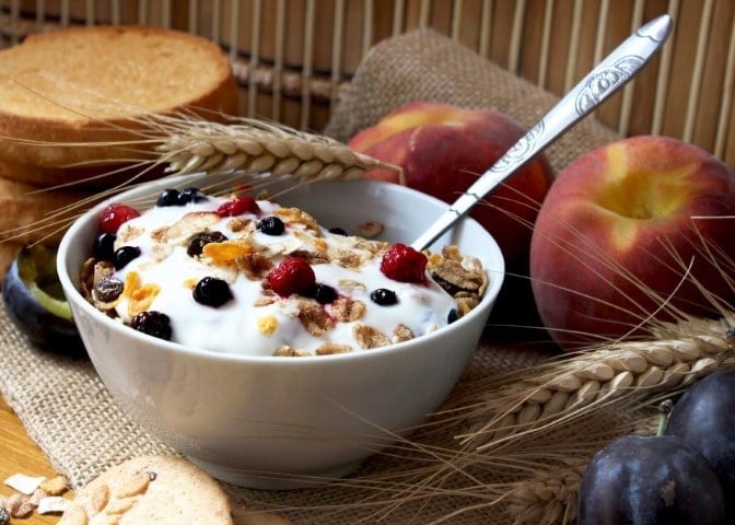 https://healthbeet.org/wp-content/uploads/2019/01/yogurt-with-granola-Small.jpg